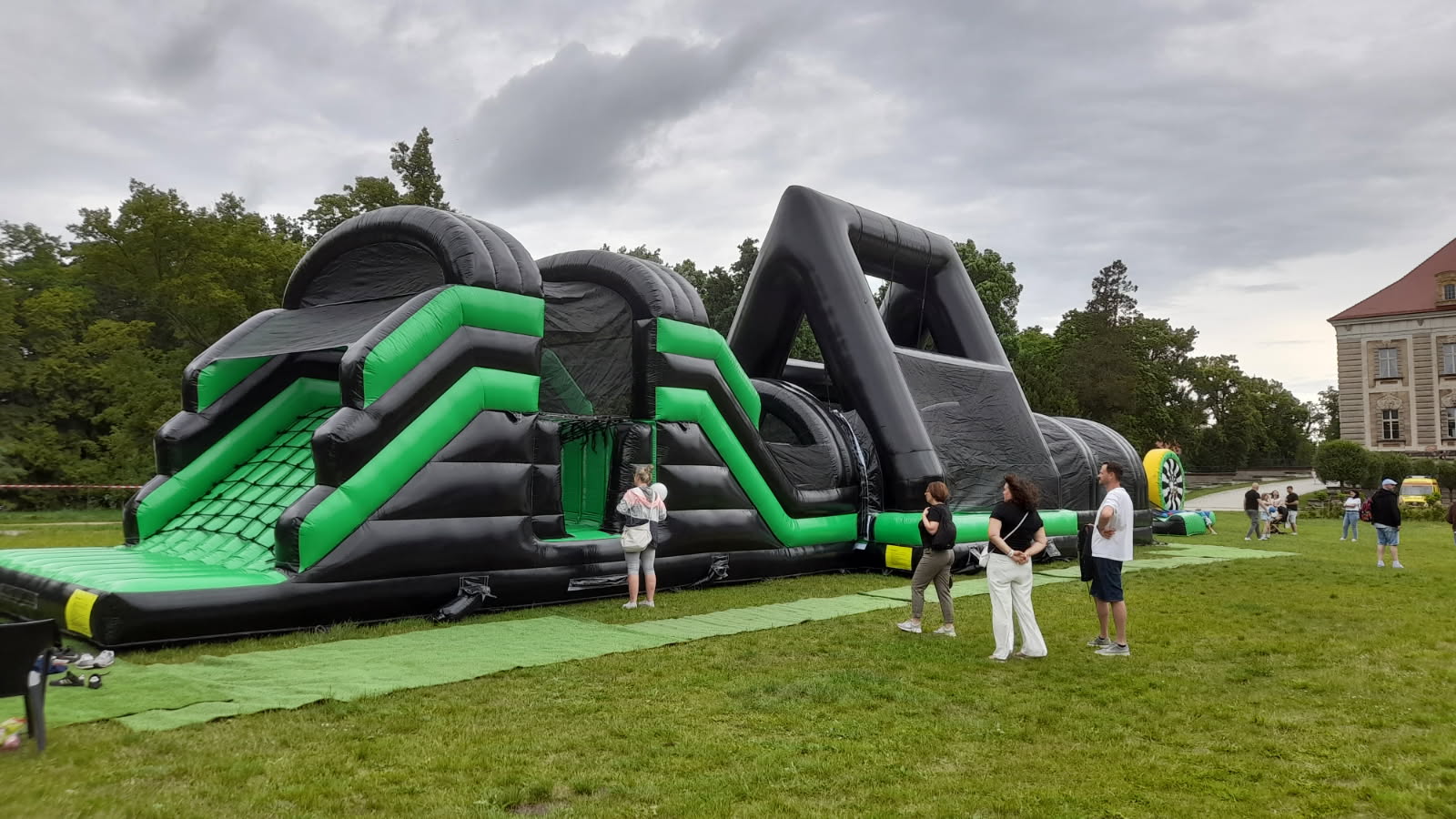 megaland obstacle Czarno-zielony dmuchany tor przeszkód Megaland