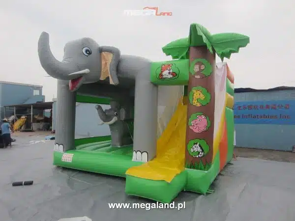 Dmuchany zamek z slajdem w kształcie słonia.