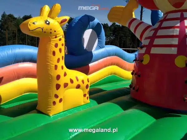 Kolorowy nadmuchiwany zamek z żyrafą dla dzieci.