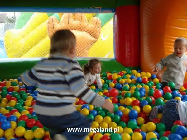 Dzieci bawiące się w kulkach na placu zabaw.