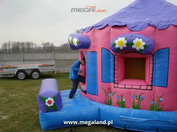 Dmuchany zamek dla dzieci z logiem MegaLand.