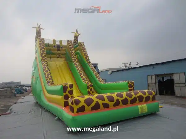 Zjeżdżalnia dmuchana w kształcie żyrafy firmy Megaland.
