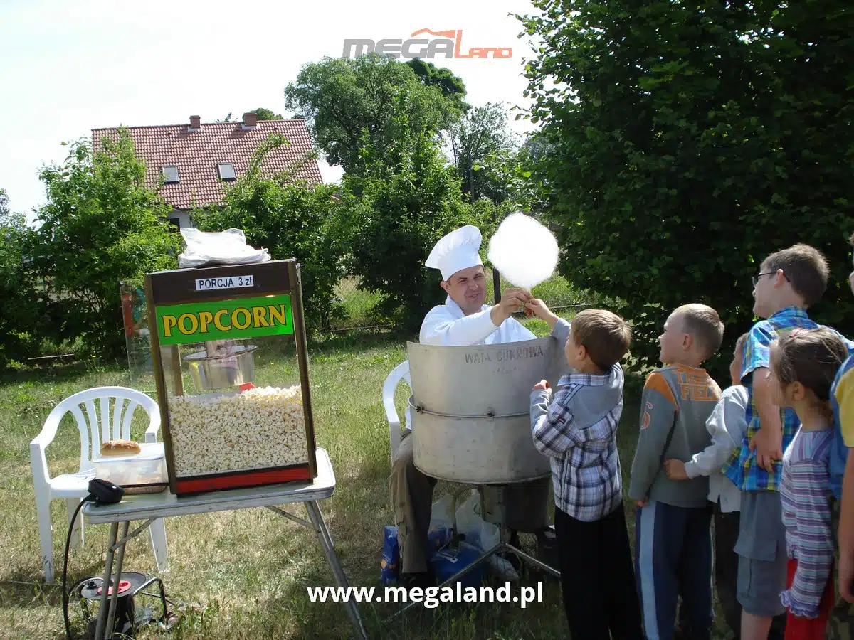 Sprzedawca popcornu i waty cukrowej z dziećmi.