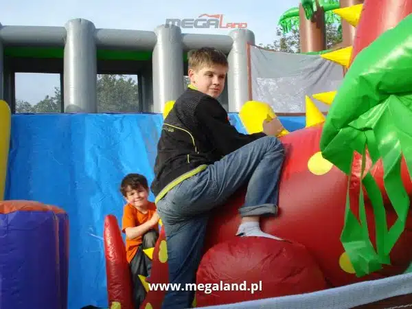 Dzieciaki bawią się na dmuchanym zamku Megaland.