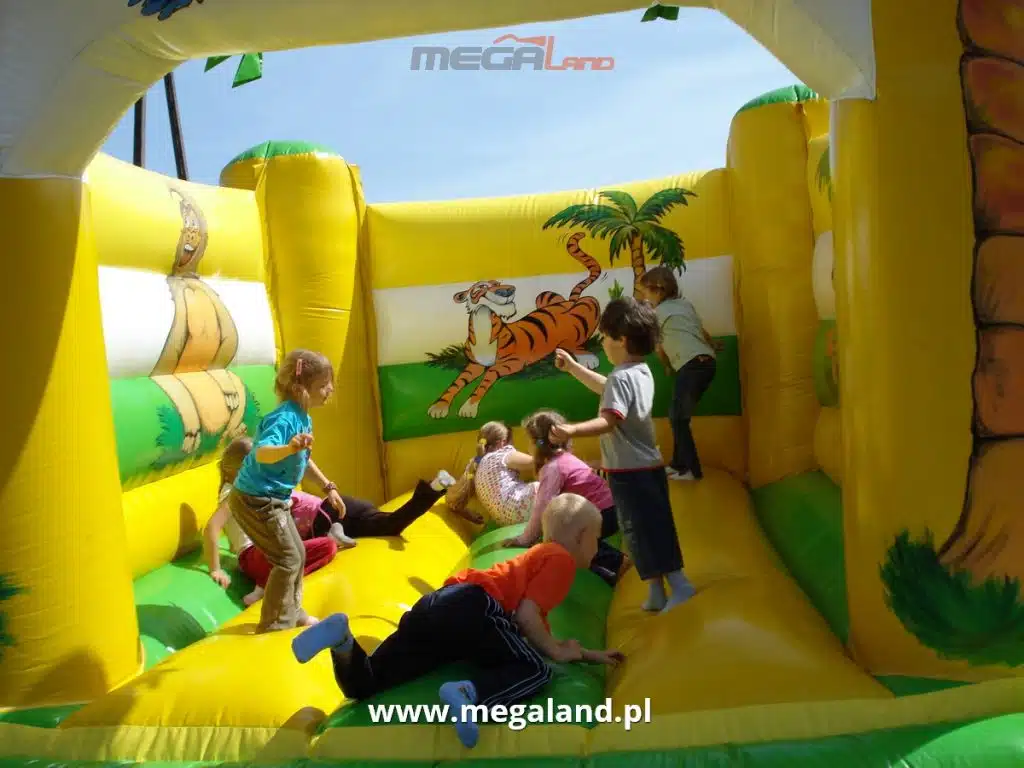 Dzieci bawiące się na dmuchanym zamku Megaland.