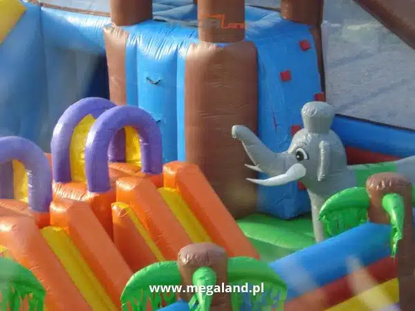 Kolorowy dmuchany zamek z figurką słonia.