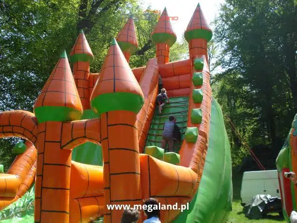Dmuchany zamek dla dzieci w parku.