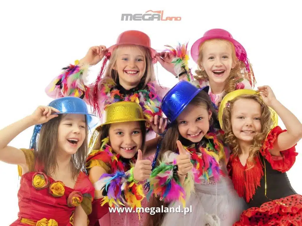 Dzieci w kolorowych strojach i kapeluszach, zabawa.