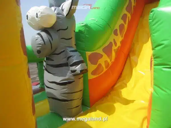 Zjeżdżalnia dmuchana z tygrysem dla dzieci.