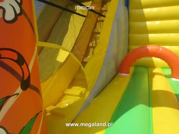 Kolorowy dmuchany zamek do zabawy dla dzieci.