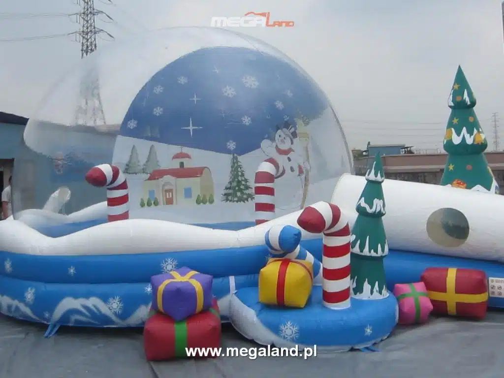Dmuchana świąteczna zjeżdżalnia dla dzieci z dekoracjami.