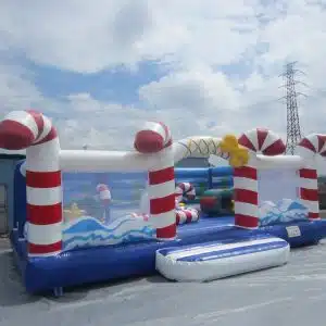 Duży dmuchany plac zabaw dla dzieci.