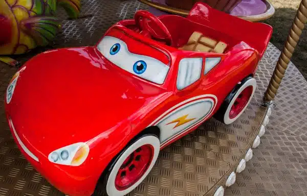 Czerwony samochód zabawka z oczami dla dzieci.
