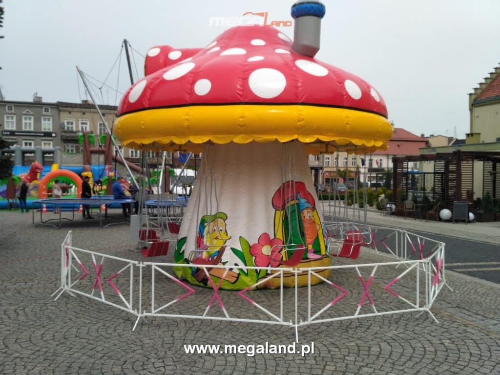 Karuzela Grzybek w Megaland - barwna karuzela o tematyce leśnej z kształtem przypominającym grzyba, przeznaczona dla młodszych dzieci, zapewniająca radosną i bezpieczną zabawę.