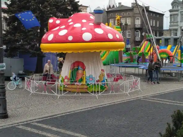 Karuzela grzyb na festynie dla dzieci w mieście.