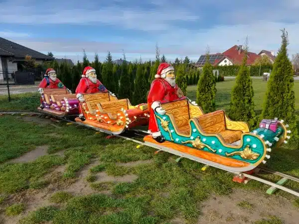 Kolejka z Mikołajami od Megaland - świąteczna atrakcja z Mikołajami w saneczkach, zaprasza do przejażdżki w piękny, zimowy dzień.