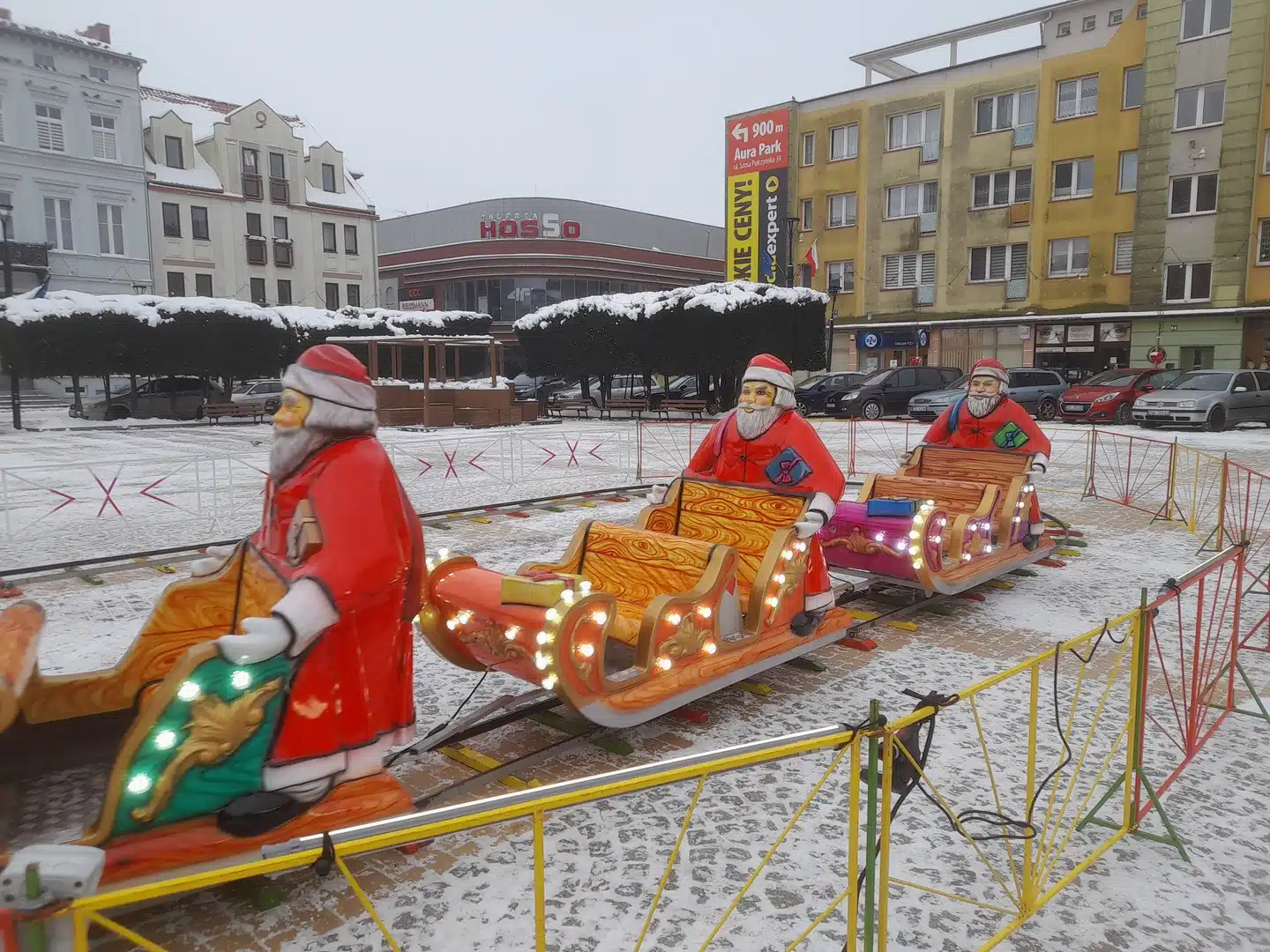 Zimowa Kolejka z Mikołajami w Megaland - elektryczna kolejka przemierzająca śnieżny krajobraz, z Mikołajami niosącymi duch świąt do każdego miasta.