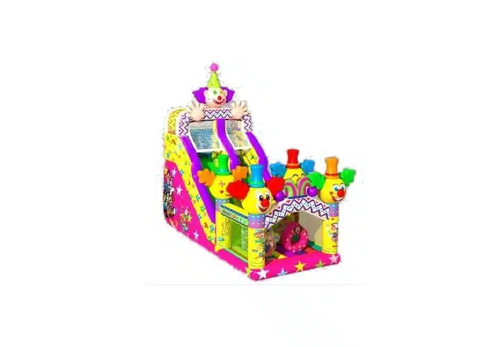 Plac Zabaw Klaun od Megaland - barwny dmuchany plac zabaw z wizerunkami wesołych klaunów, zaprojektowany do aktywnej zabawy dla dzieci, pełen kolorów i radosnych motywów.