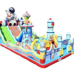 Plac Zabaw Kosmiczny od Megaland - dmuchany plac zabaw inspirowany kosmosem, z rakietami, astronautami i kolorowymi obcymi, stworzony, by pobudzać wyobraźnię dzieci i zapewniać kosmiczną zabawę.