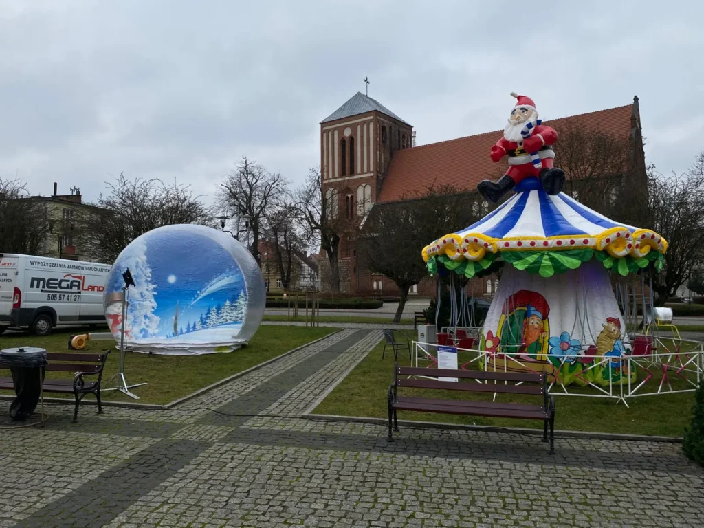 Atrakcje świąteczne Megaland: karuzela z Mikołajem i kula śnieżna