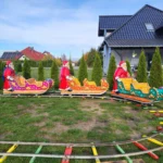 Kolejka z Mikołajami na torze podczas przygotowania do wydarzenia