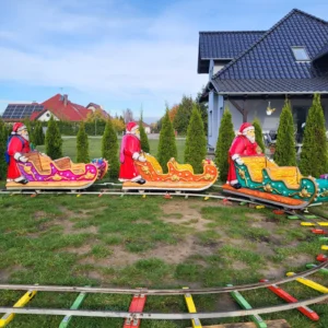Kolejka z Mikołajami na torze podczas przygotowania do wydarzenia